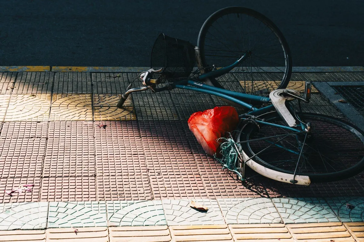 Bicycle down on the sidewalk